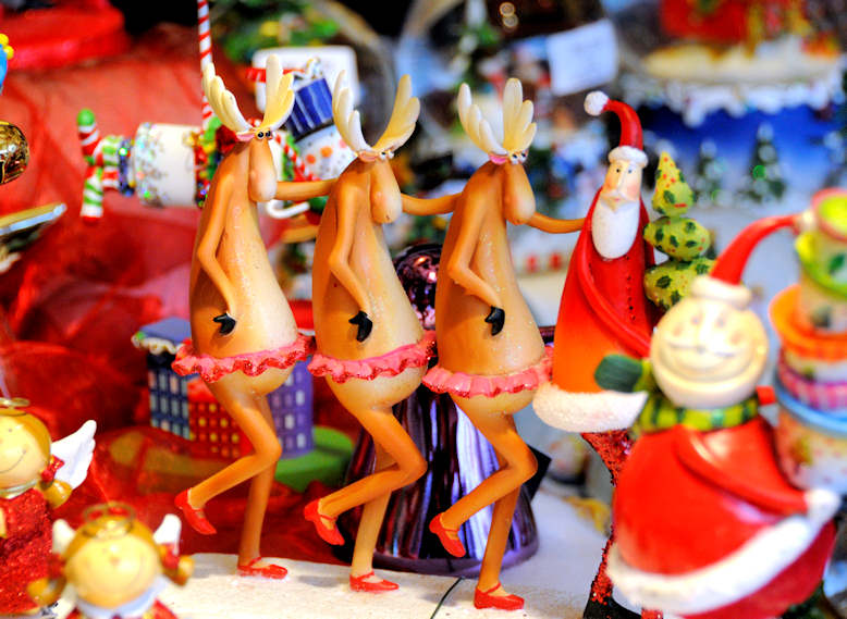 6237_3434 Angebot Weihnachtsmarkt - Plastikfiguren als Weihnachtsdekoration, tanzende Rentiere. | Adventszeit  in Hamburg - Weihnachtsmarkt - VOL. 2